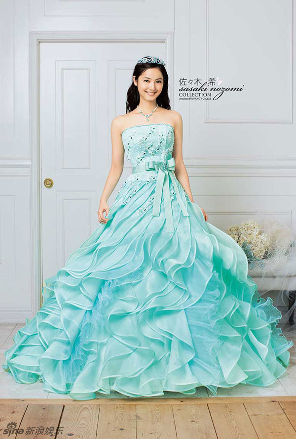 “日本最美”佐佐木希婚纱写真优雅大方
