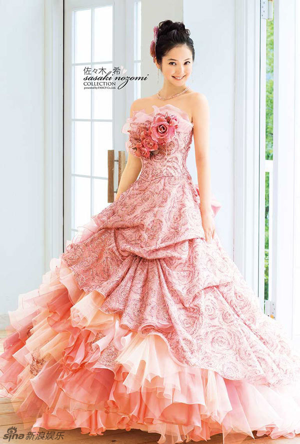“日本最美”佐佐木希婚纱写真优雅大方