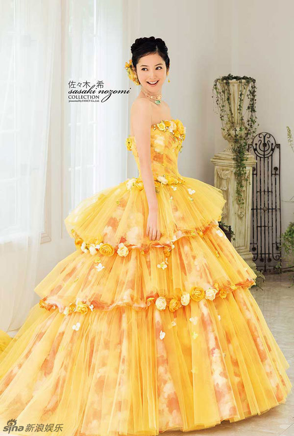 “日本最美”佐佐木希婚纱写真优雅大方