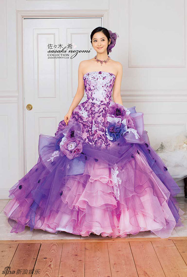 “日本最美”佐佐木希婚纱写真优雅大方