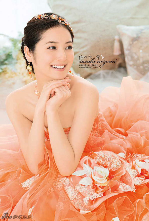 “日本最美”佐佐木希婚纱写真优雅大方