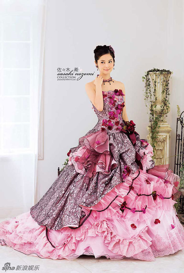 “日本最美”佐佐木希婚纱写真优雅大方