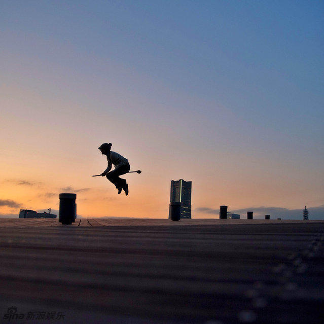 36岁日本摄影师骑扫帚环游日本走红网络