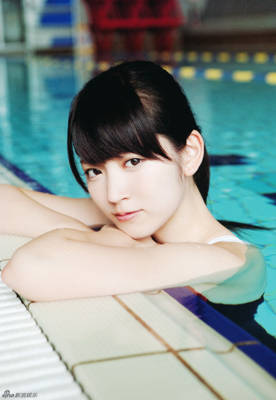 铃木爱理泳池写真曝光清纯似出水芙蓉