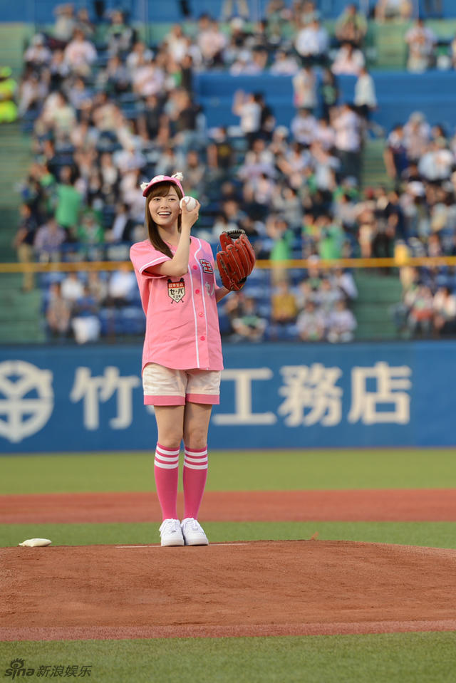 日本女星白石麻衣为棒球赛开球穿粉衣可爱养眼