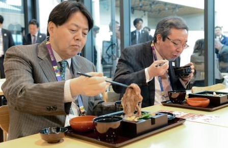 日本农相亮相米兰世博会宣传“和食”