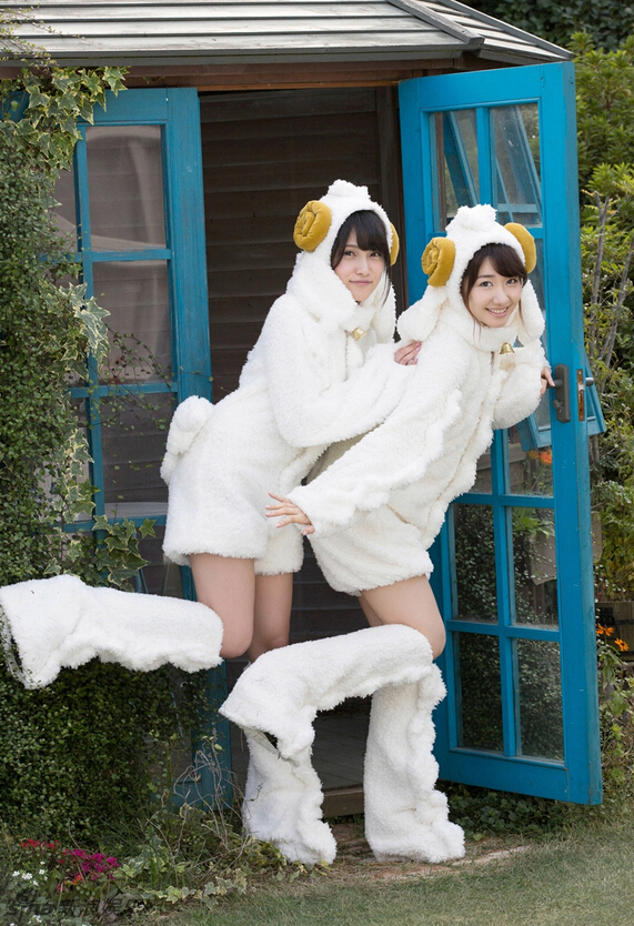 童心未泯！AKB48萌妹骑木马扮性感小羊
