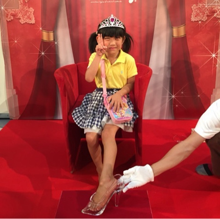 日本评选美足“灰姑娘” 现场试穿玻璃鞋