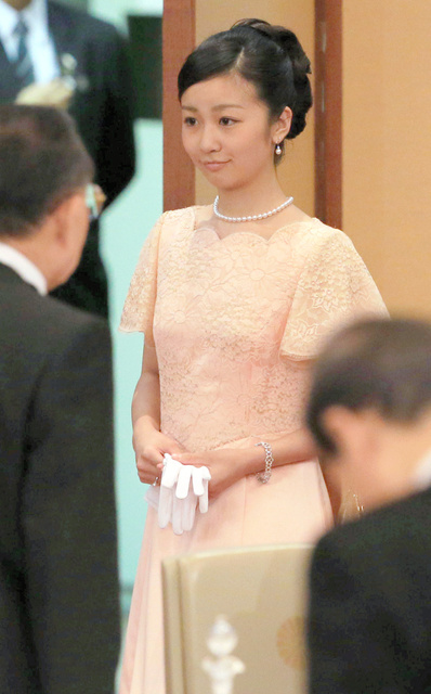 日本皇室举行迎宾晚宴佳子公主身穿粉色礼服首次亮相