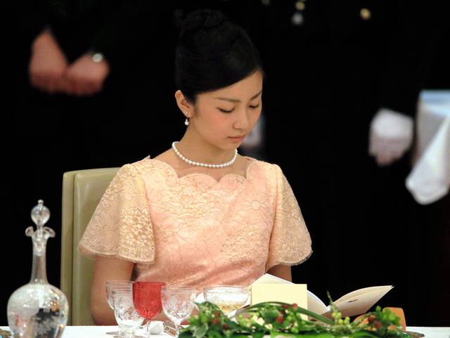 日本皇室举行迎宾晚宴佳子公主身穿粉色礼服首次亮相