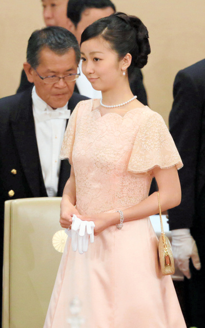 日本皇室举行迎宾晚宴佳子公主身穿粉色礼服首次亮相