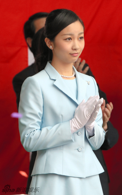 日本佳子公主着蓝套装出席活动温婉可人