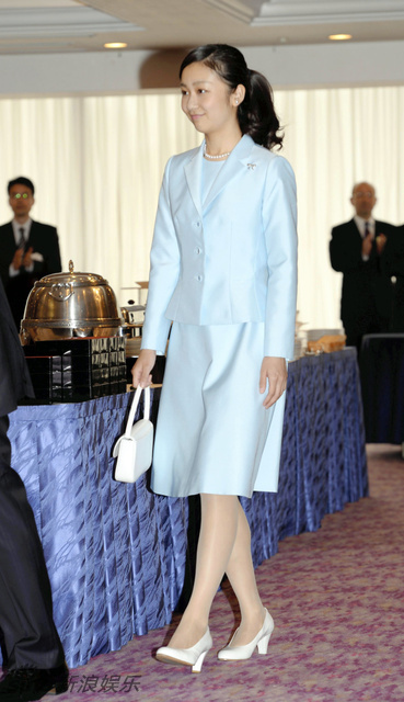 日本佳子公主着蓝套装出席活动 温婉可人