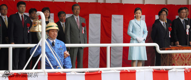 日本佳子公主着蓝套装出席活动 温婉可人