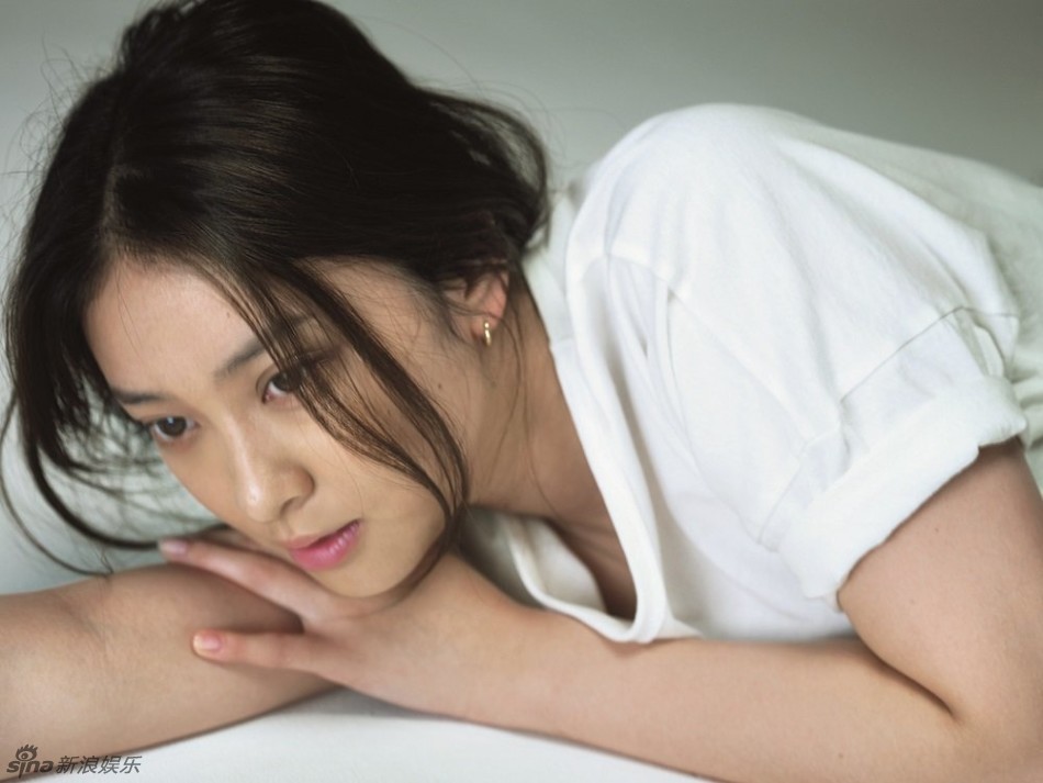 武井咲时隔四年推新写真集 变轻熟女妩媚