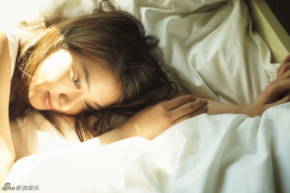 武井咲时隔四年推新写真集 变轻熟女妩媚