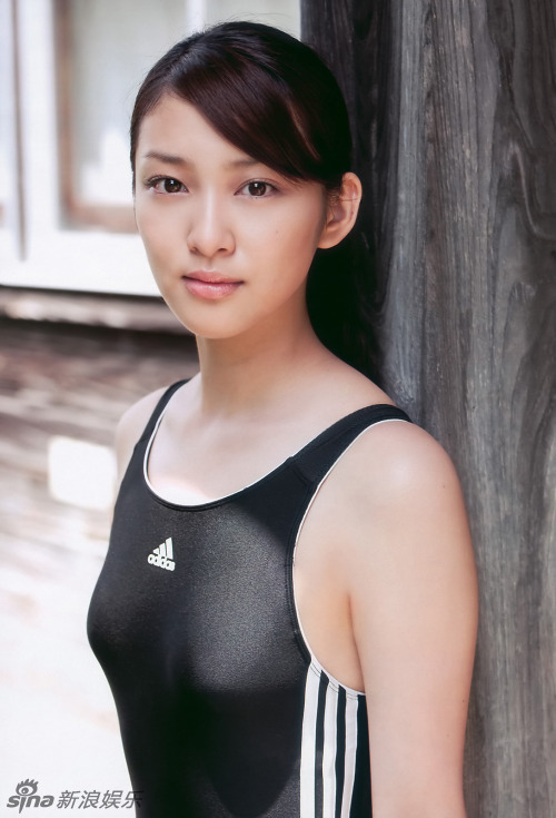 武井咲时隔四年推新写真集 变轻熟女妩媚