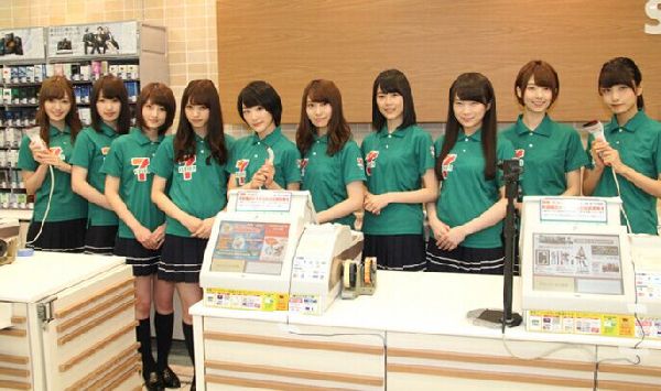 “乃木坂46”成员穿上便利店制服 化身服务员