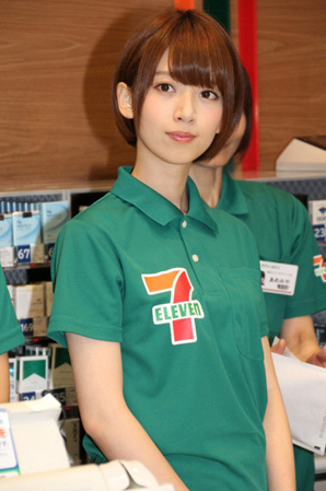 “乃木坂46”成员穿上便利店制服 化身服务员
