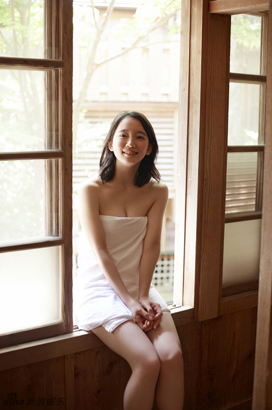 日本女星吉冈里帆撞脸白百何 温泉写真秀事业线