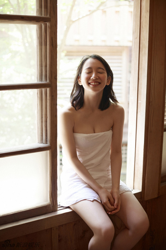 日本女星吉冈里帆撞脸白百何 温泉写真秀事业线