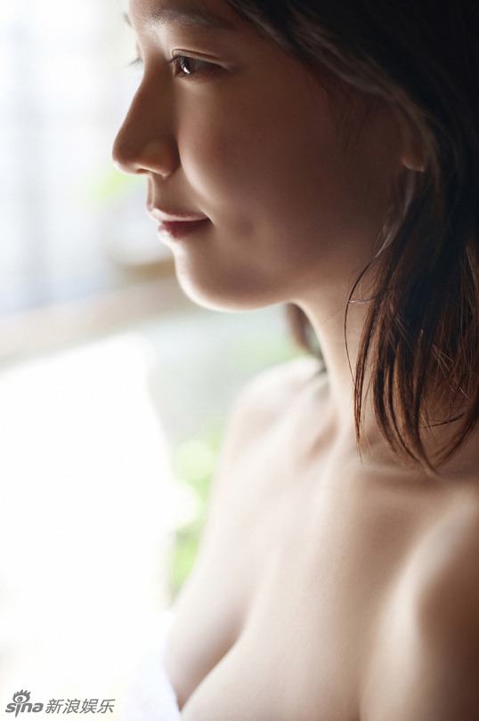 日本女星吉冈里帆撞脸白百何 温泉写真秀事业线