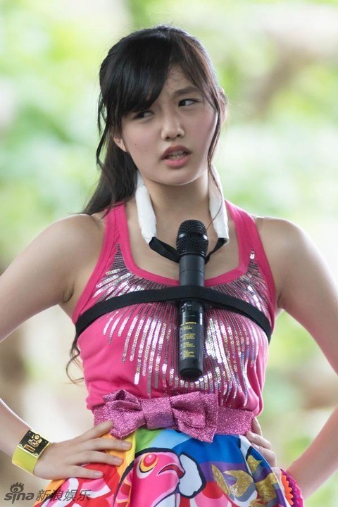 解放双手！日本女团练跳舞 胸部夹住麦克风