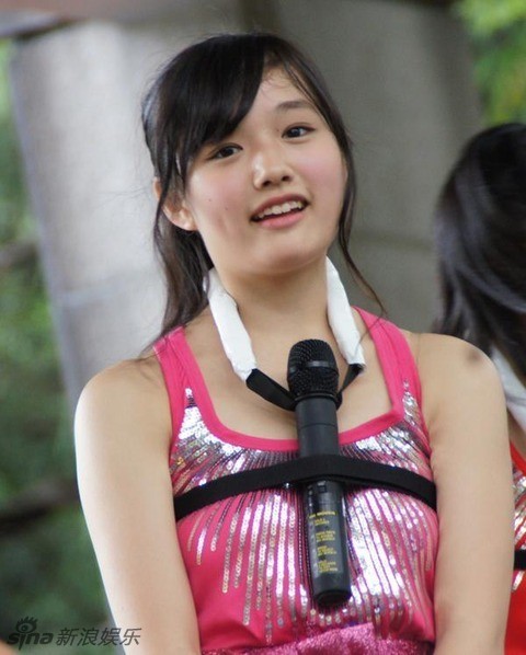 解放双手！日本女团练跳舞 胸部夹住麦克风