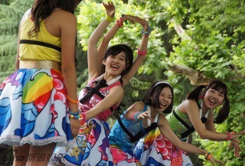 解放双手！日本女团练跳舞 胸部夹住麦克风