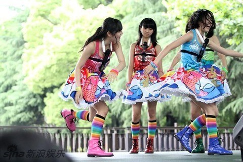 解放双手！日本女团练跳舞 胸部夹住麦克风