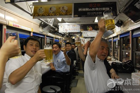 把酒吧搬到电车 长崎市啤酒电车3日运行