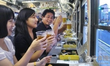 把酒吧搬到电车 长崎市啤酒电车3日运行