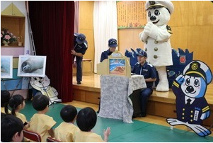 长崎海上保安部到保育园举办安全讲座