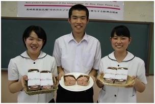 长崎岛原农业高学生利用规格外草莓开发新点心