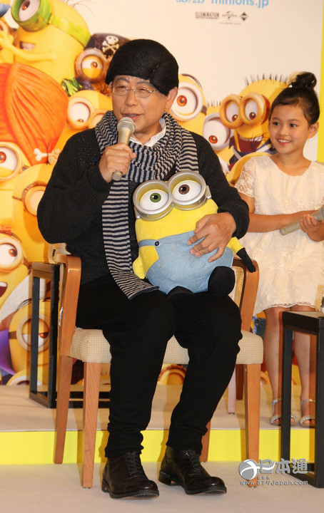 《小黄人》配音现场天海佑希调侃笑福亭鹤瓶假发