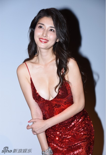 日本女星穿吊带裙现身 搔首弄姿挺胸豪放