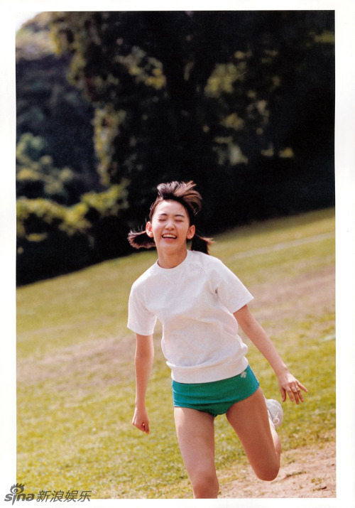 AKB48萌妹变运动美女 连体泳衣秀青春曲线