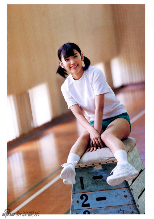 AKB48萌妹变运动美女 连体泳衣秀青春曲线