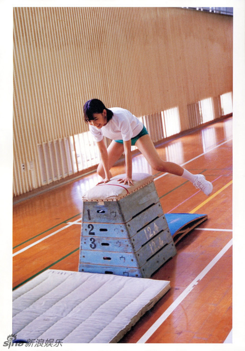 AKB48萌妹变运动美女 连体泳衣秀青春曲线