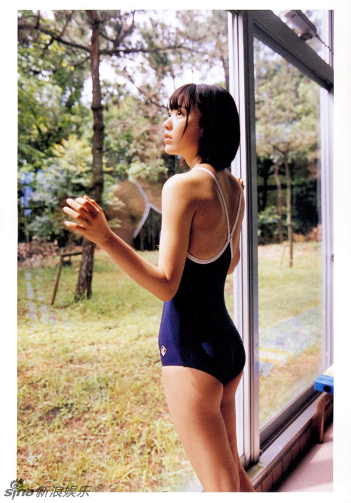 AKB48萌妹变运动美女 连体泳衣秀青春曲线