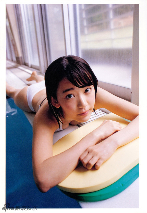 akb48次时代人气偶像宫脇咲良近日发行自己的首本写真集《sakura》,她