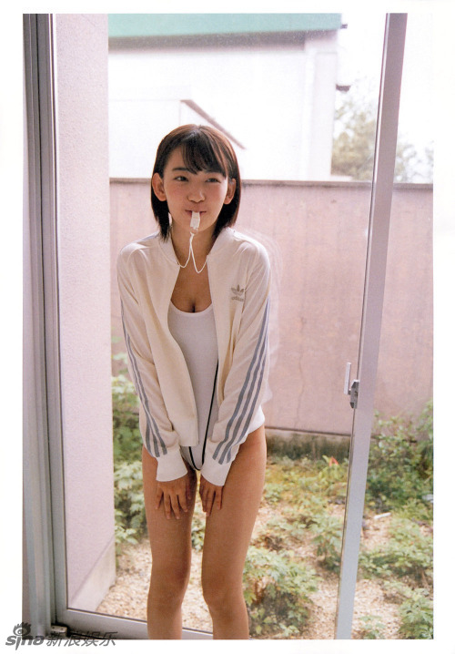 AKB48萌妹变运动美女 连体泳衣秀青春曲线