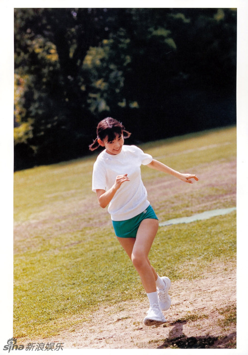 AKB48萌妹变运动美女 连体泳衣秀青春曲线