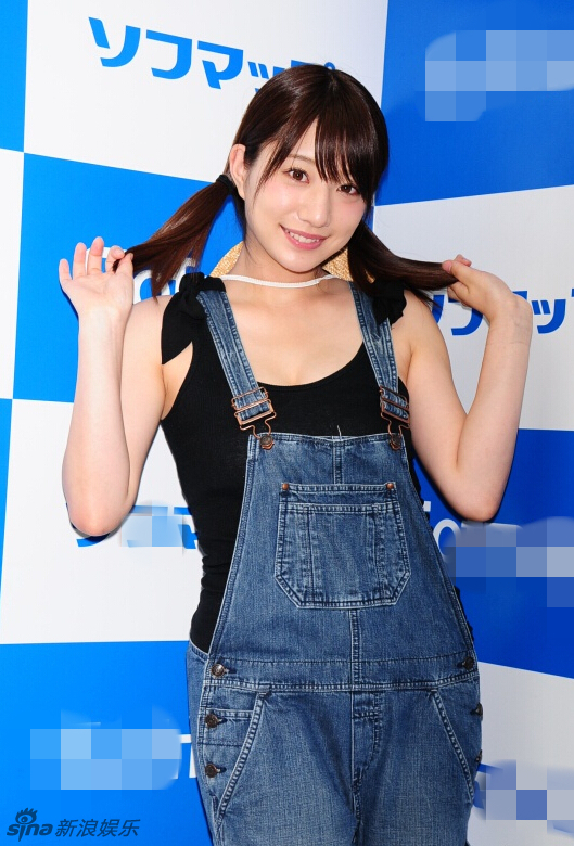 日本女星背带裤现身活动 低胸衣秀事业线