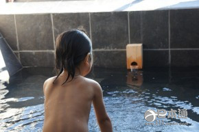 日本妈妈纠结该何时与儿子分开泡澡