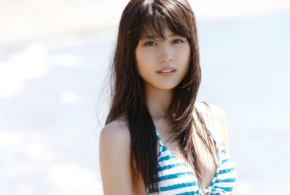 有村架纯海边写真 条纹比基尼显青春风采