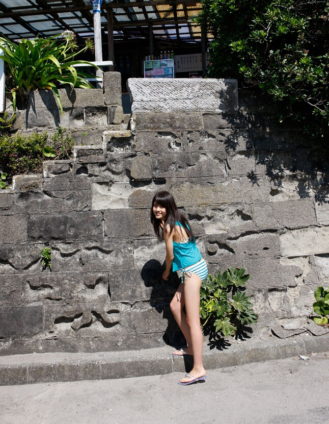 有村架纯海边写真 条纹比基尼显青春风采