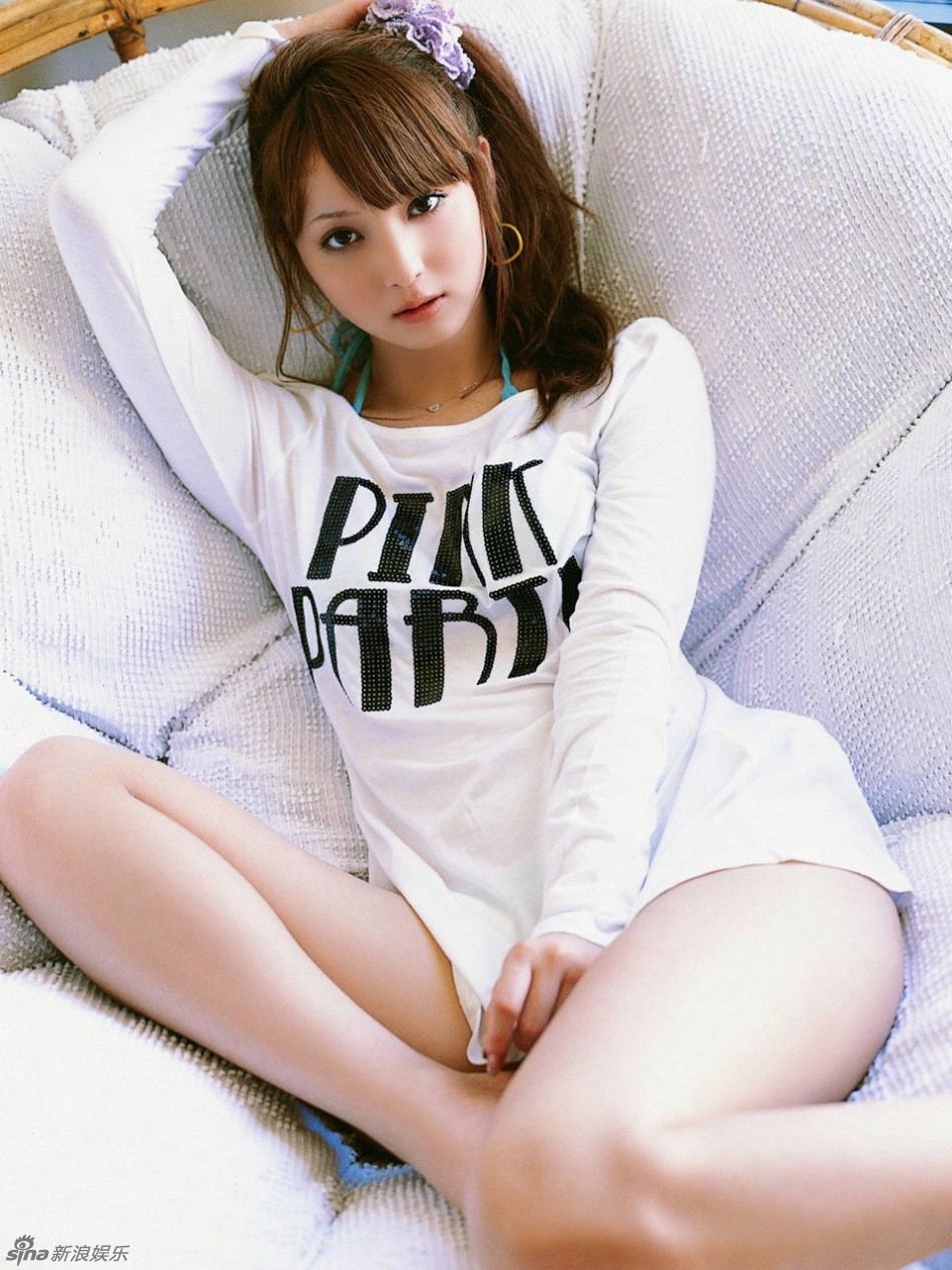 日本女星佐佐木希居家写真 T恤盖臀下衣失踪