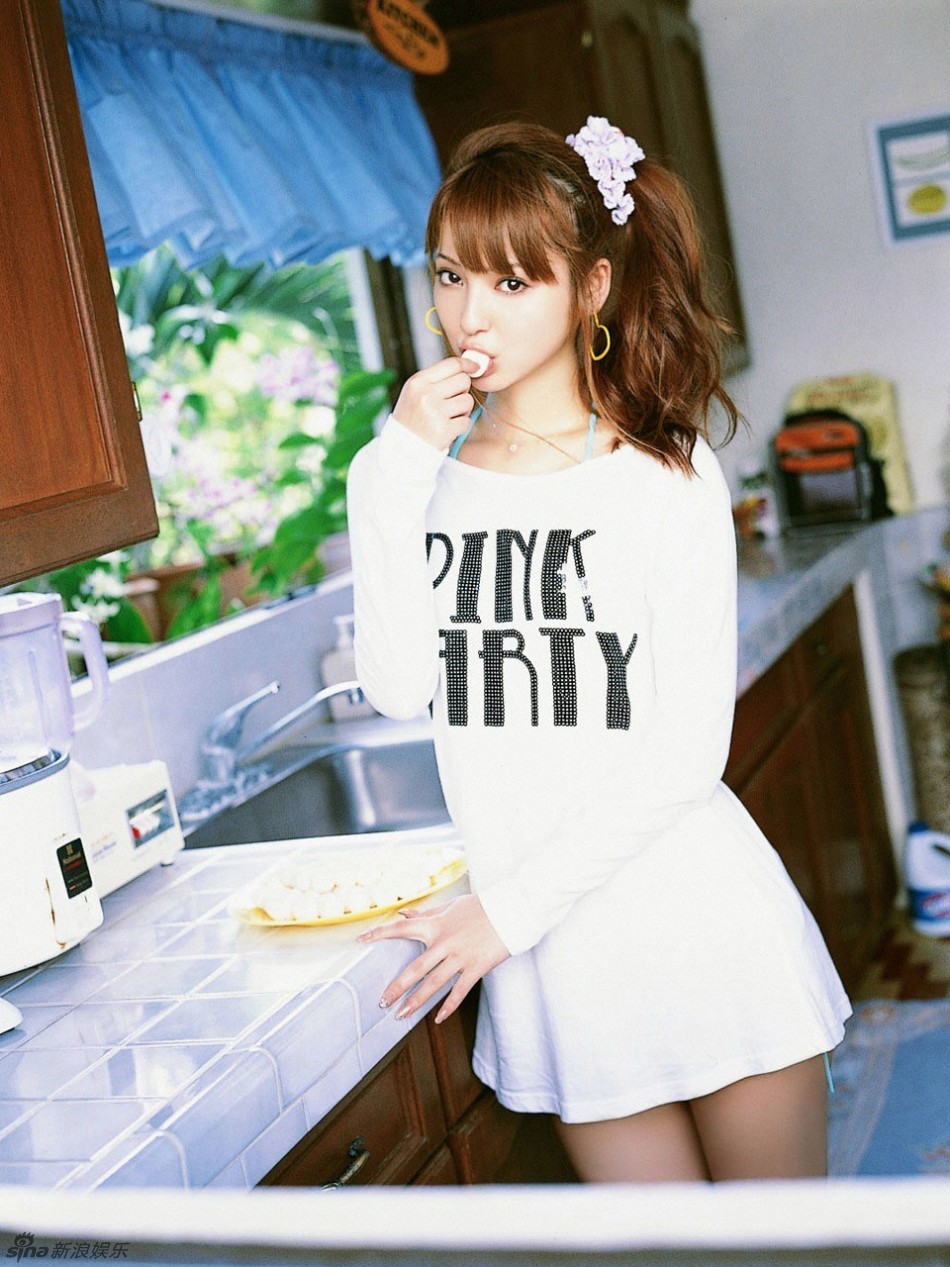 日本女星佐佐木希居家写真 T恤盖臀下衣失踪