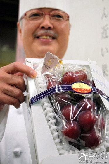 日本葡萄拍出历史最高价 一串百万日元